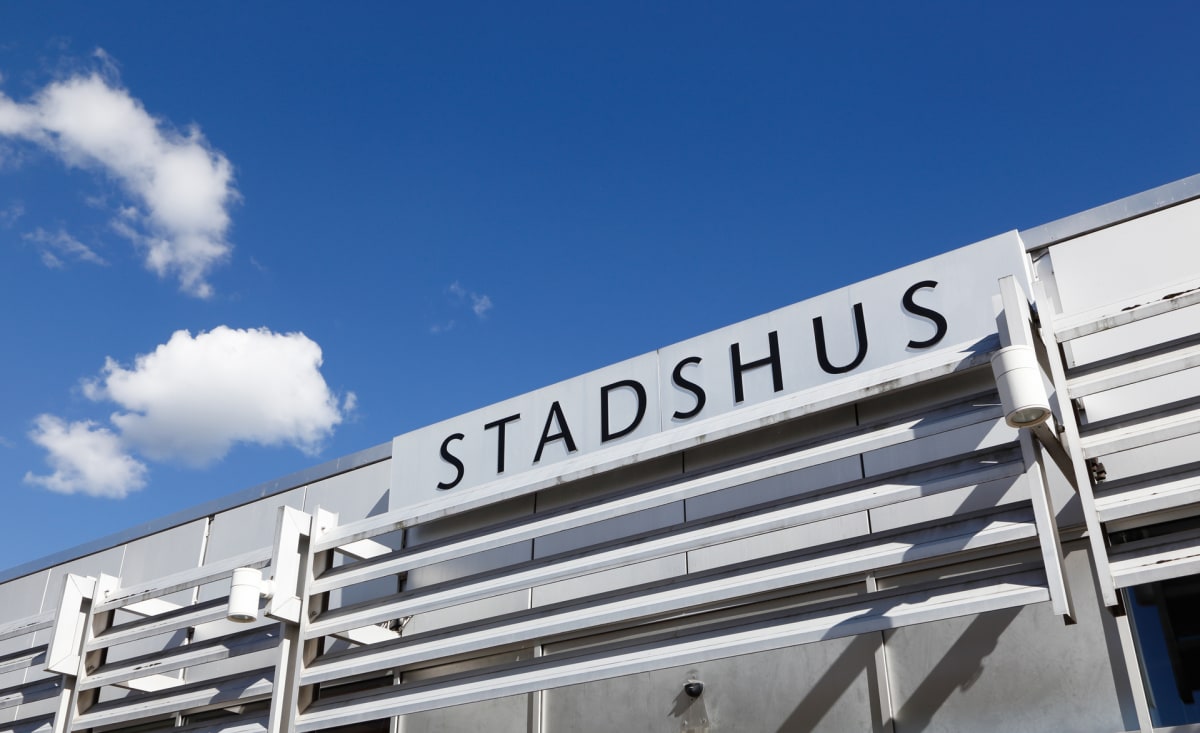 Närbild av skylt på Lidingö stadshus.