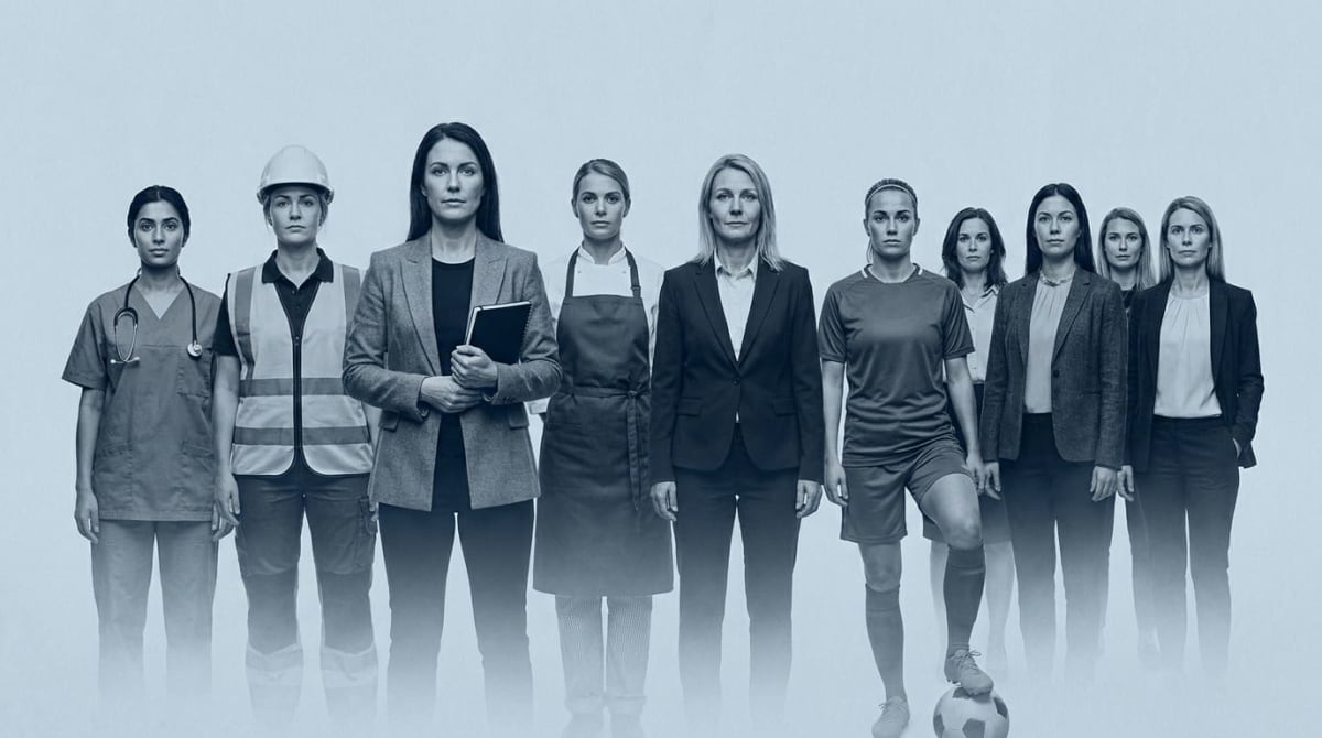 Nio kvinnor står uppradade i olika yrkeskläder och sportkläder framför en blågrå bakgrund. En kvinna håller en fotboll vid sin fot. Alla kvinnorna ser neutralt mot betraktaren.