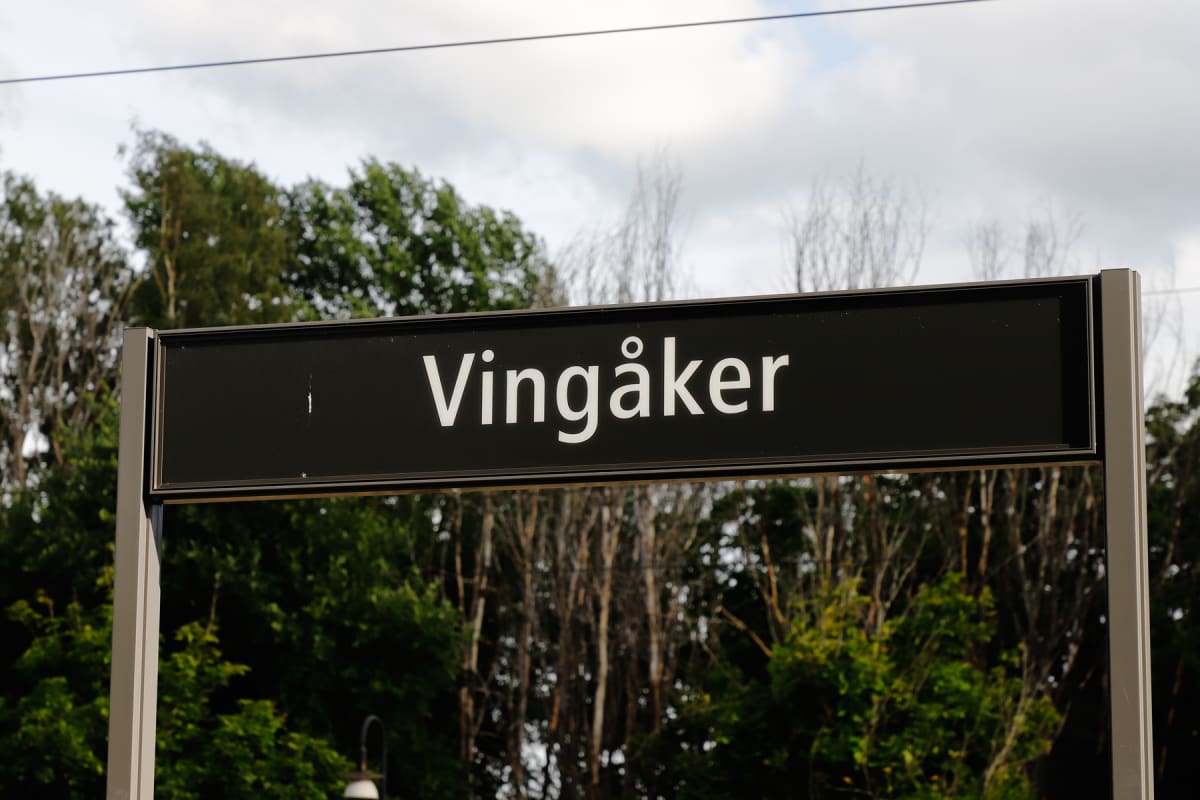 Stationsnamnskylt på plattform vid Vingåkers station.