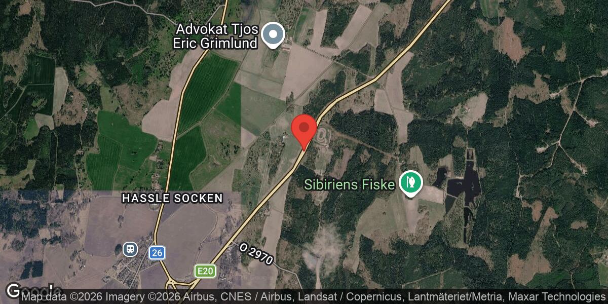 Vägavstängning på E20 vid Grevby efter olycka med lastbil och personbil