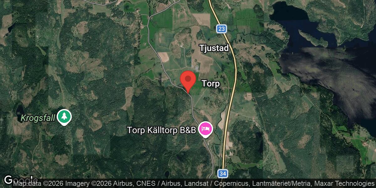 Träd har fallit över väg 670 vid Nedre Brostugan i Kinda