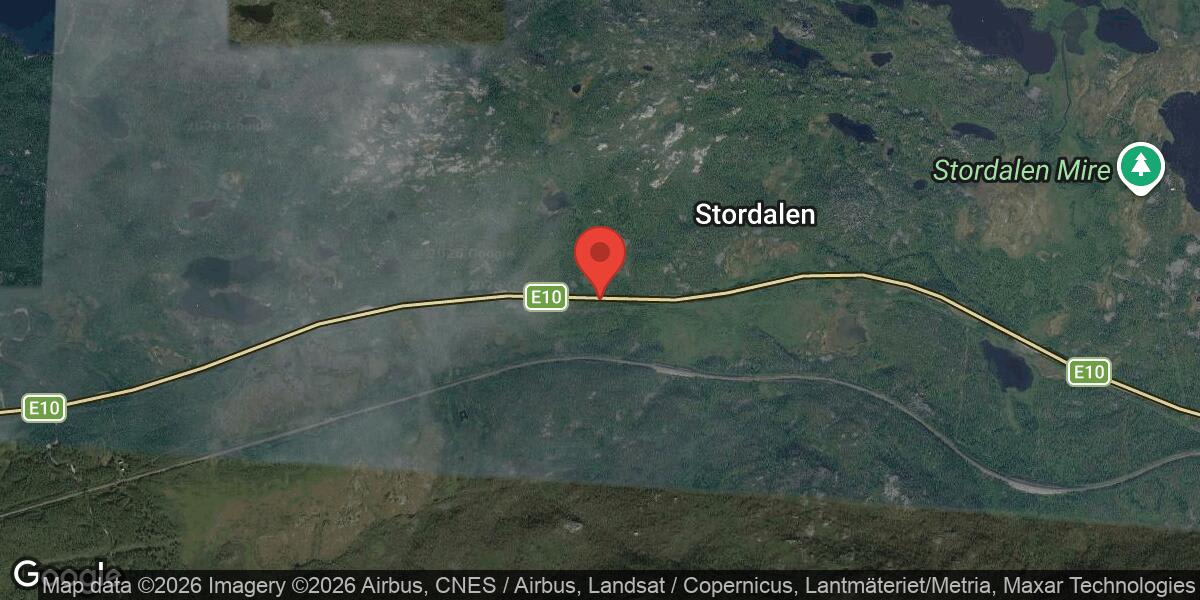 Personbil i diket vid Stordalen påverkar trafiken på E10 mellan Torneträsk och Abisko