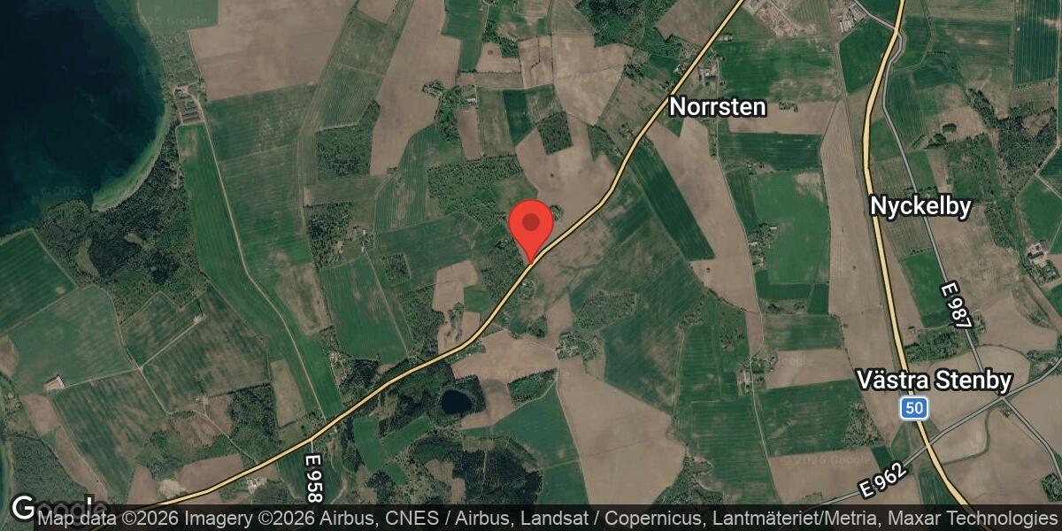 Brand i fordon stänger av väg 919 mellan Hagebytorp och Norrsten