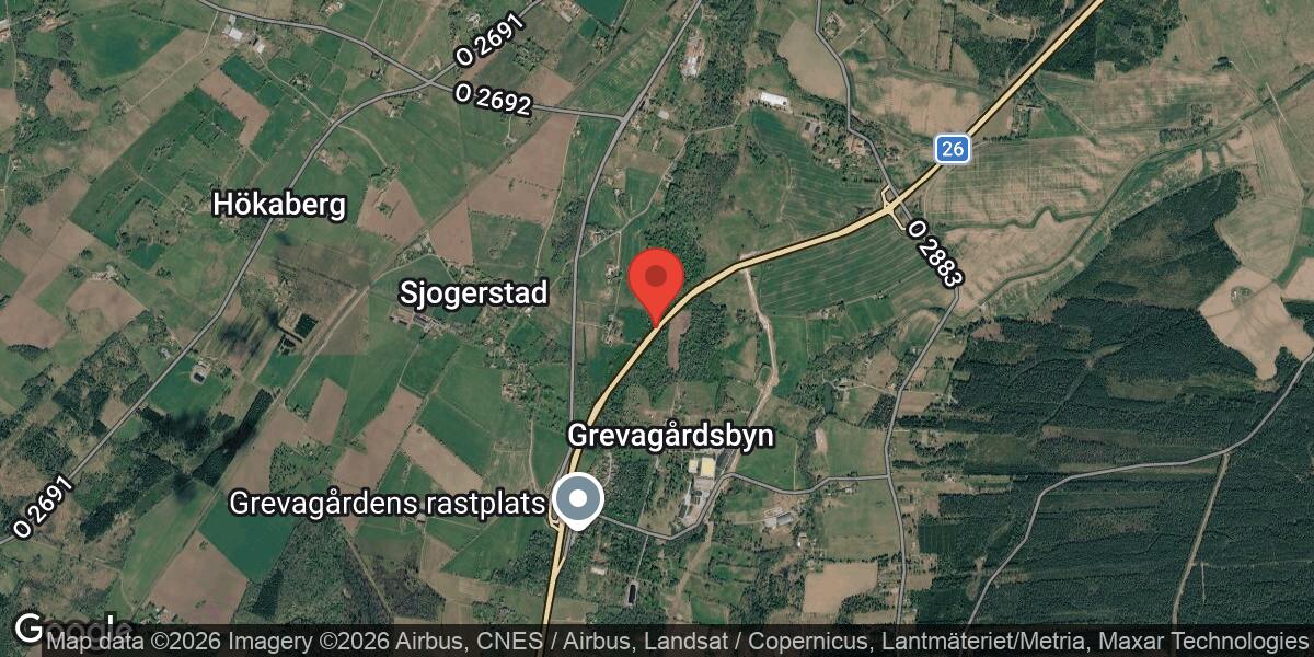 Personbil i diket på väg 26 mellan Loringa och Grevagården