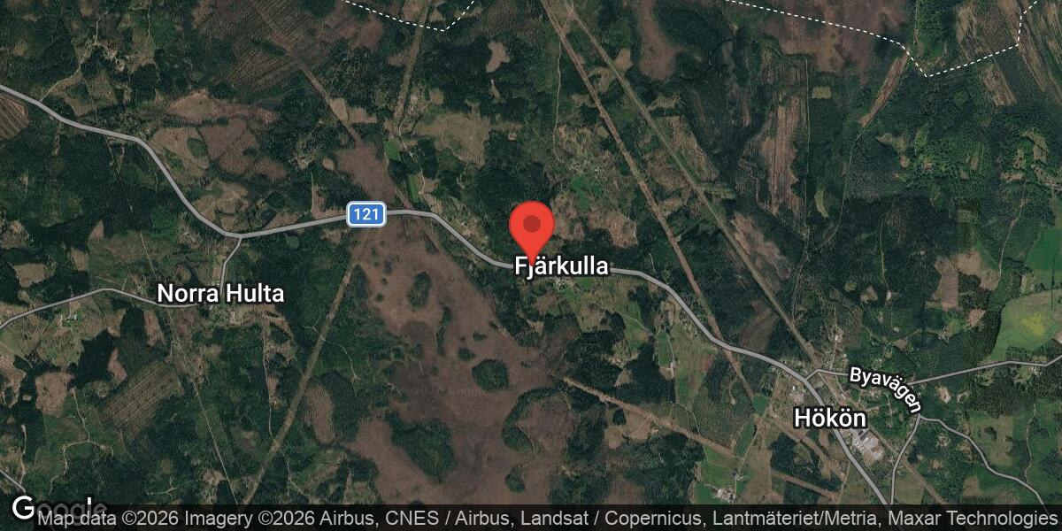 Nedfallet träd påverkar trafiken på väg 121 mellan Hökön och N Hulta