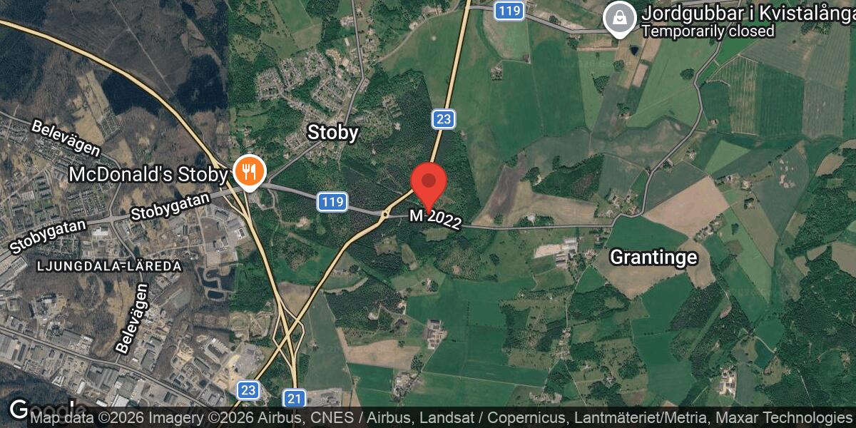 Brand i personbil stänger av väg 2022 mellan Ljunghuset och Grantinge