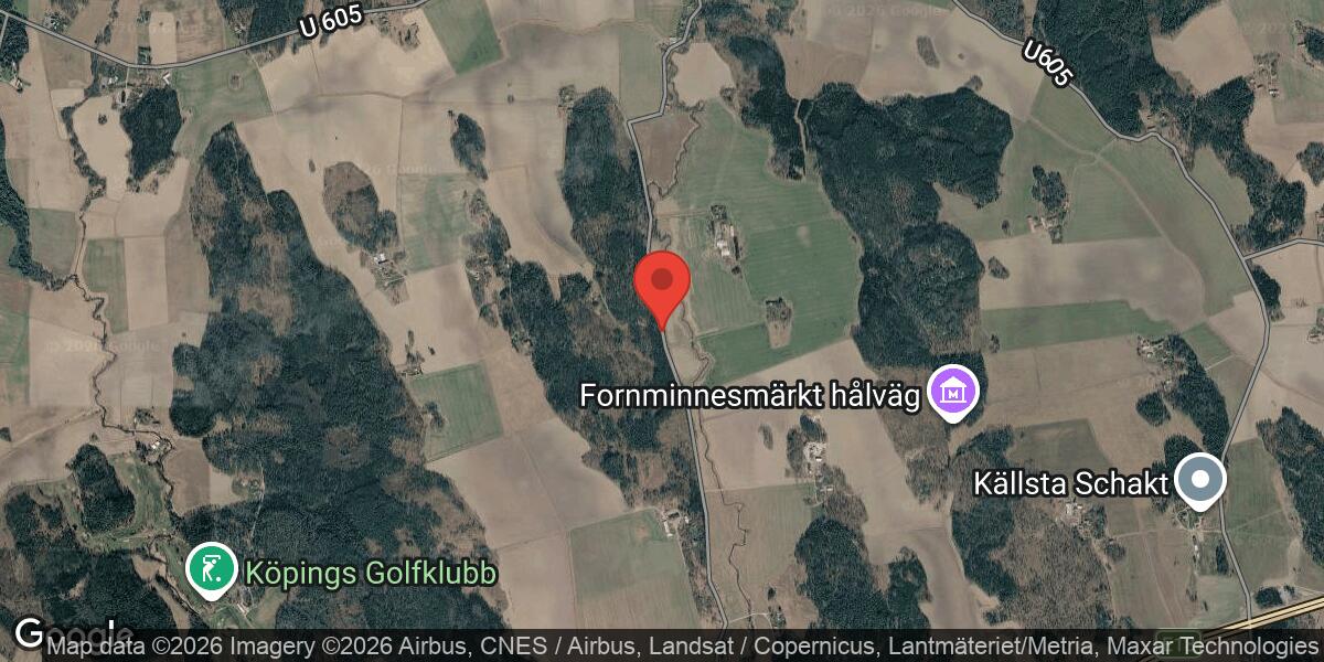 Trafikolycka med flera personbilar i korsningen väg 605 och 608