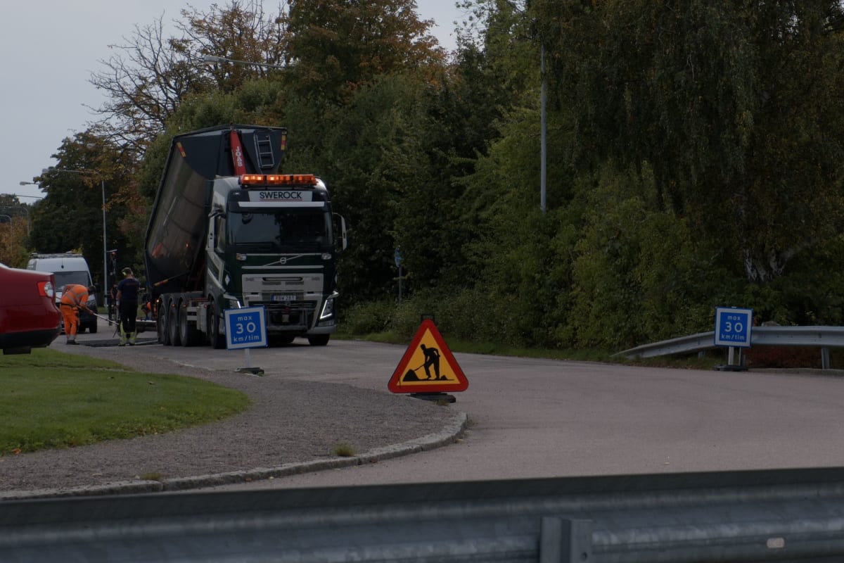 Man åtalas för olovlig körning på E16