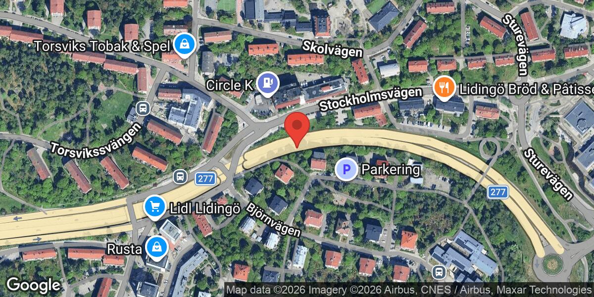 Träd blockerar körfält på väg 277 mot Lidingö