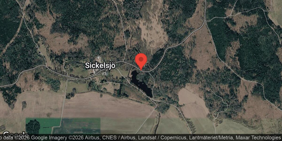 Träd blockerar väg 500 vid Sickelsjö