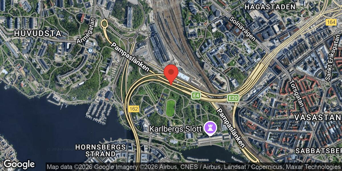 Lastbil och personbil i olycka på E4 vid Karlberg