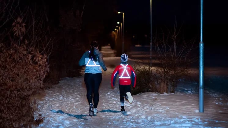 Helsingborg delar ut gratis reflexer – uppmanar fler att synas i mörkret