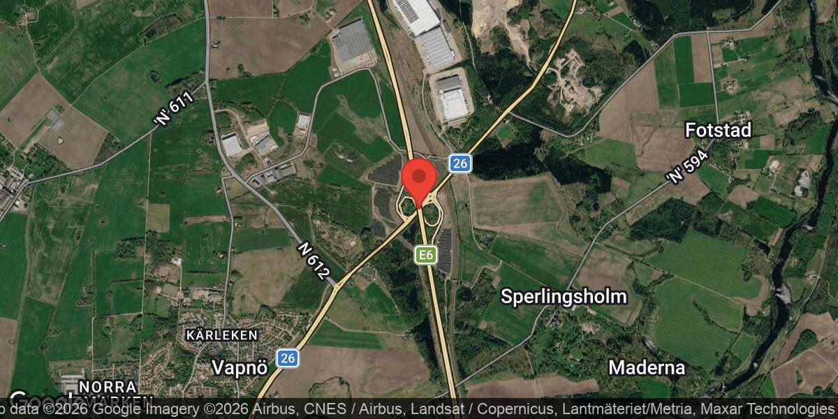 Lastbil i diket efter olycka på E6 vid Halmstad