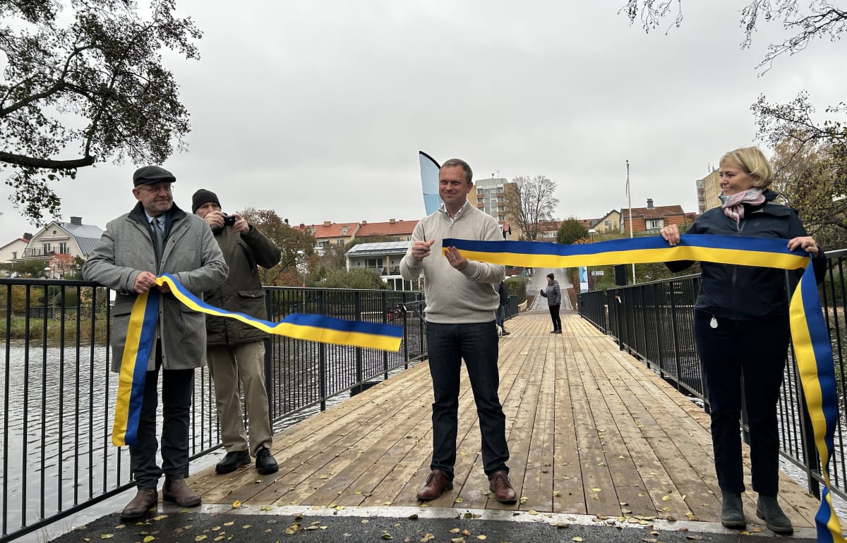 Färjebron över Stångån invigd – ny, bredare passage för gående och cyklister