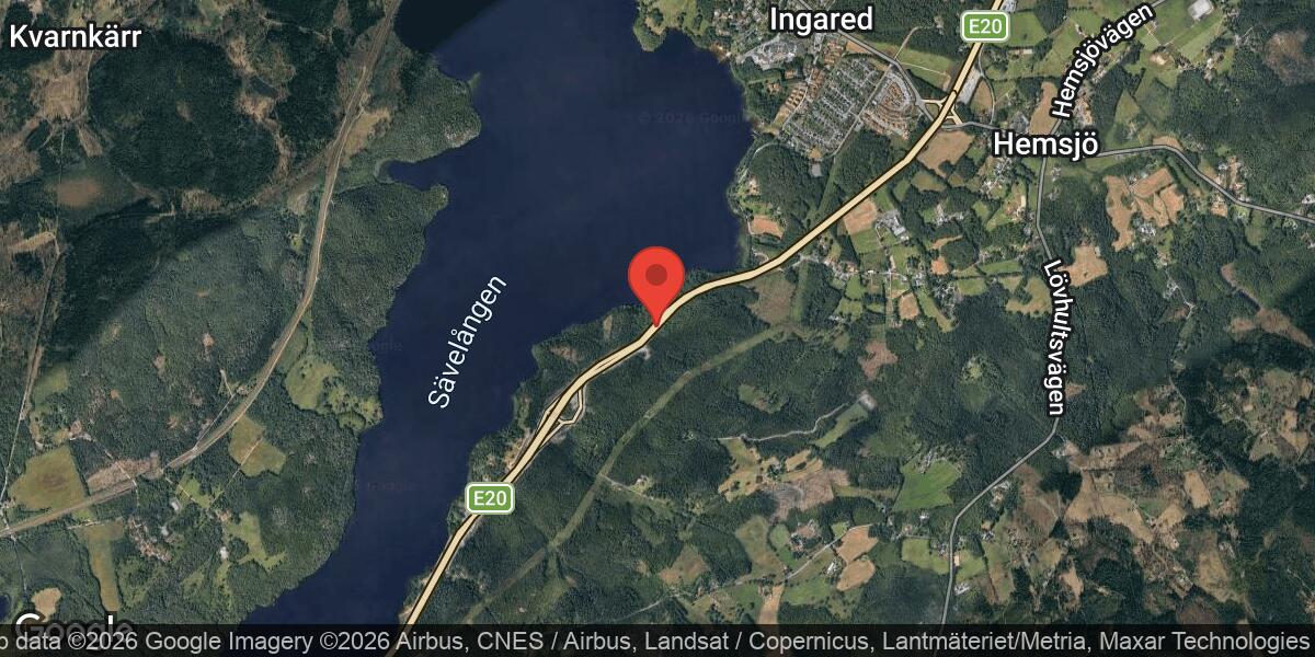 Personbil brinner på E20 nära Alingsås