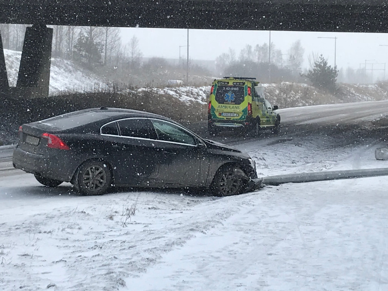 Misstänkt rattfylleri efter kollision på E18 vid Bergshamra