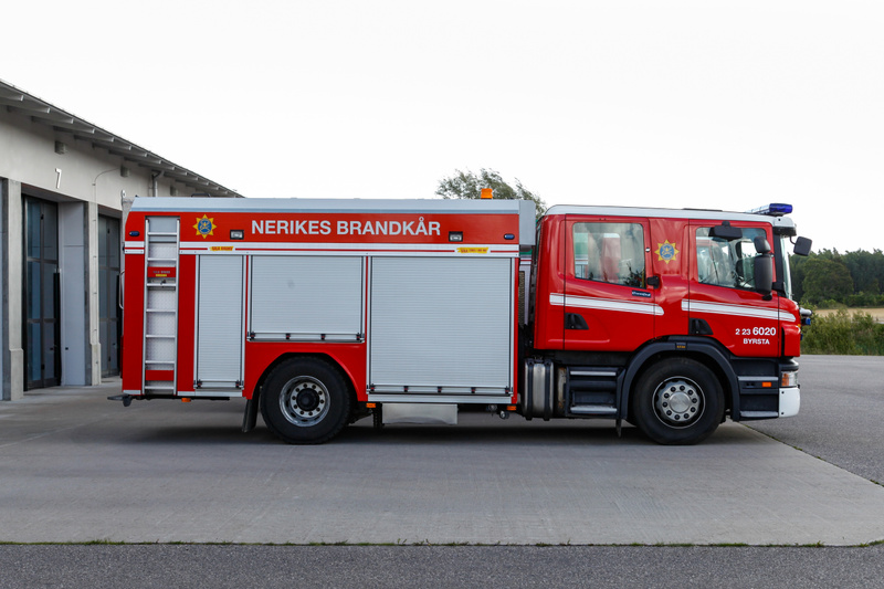 Trafikolycka i Kumla och knivbrott i Örebro under natten