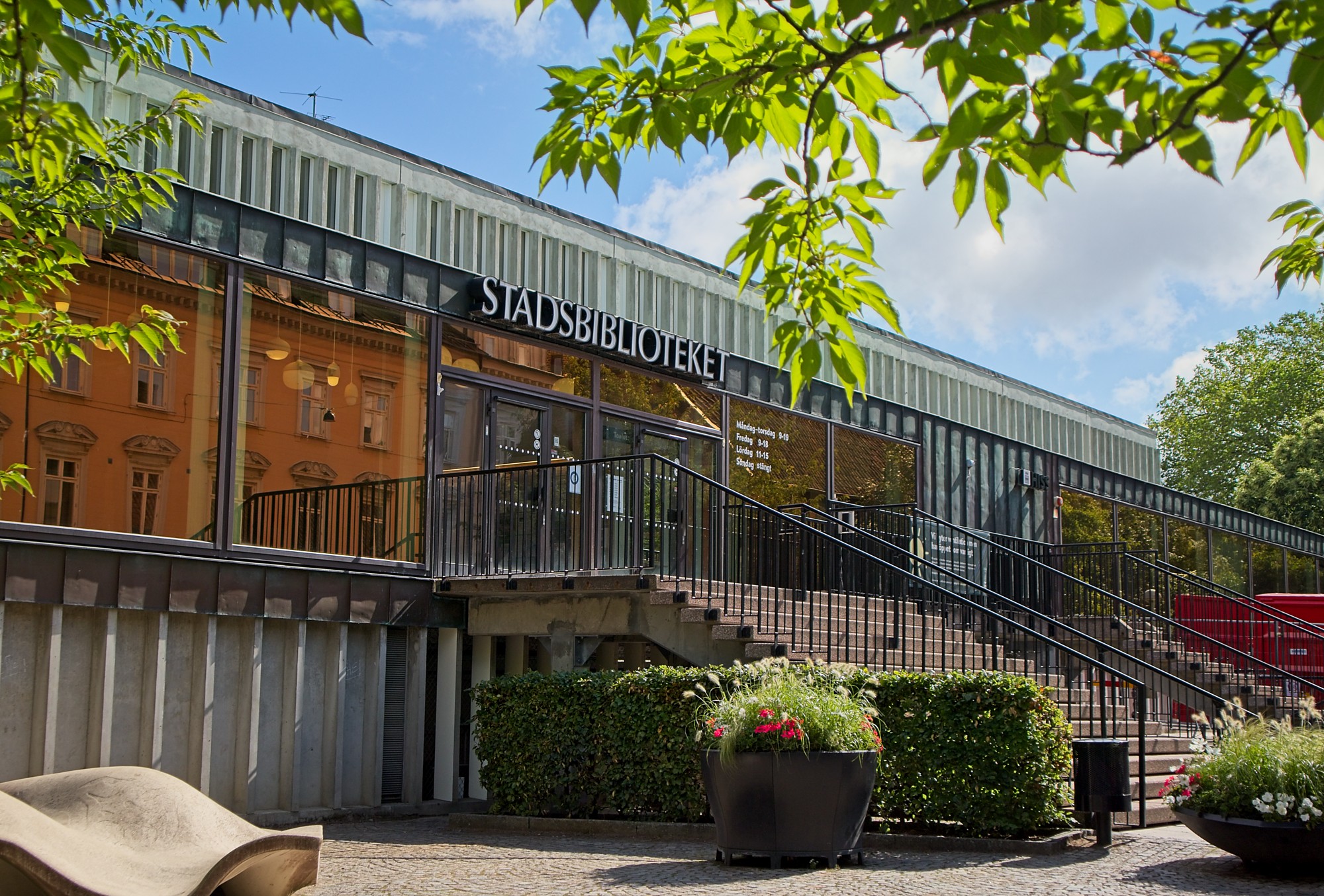 Nya låneregler och avgifter på biblioteken i Täby från 2026