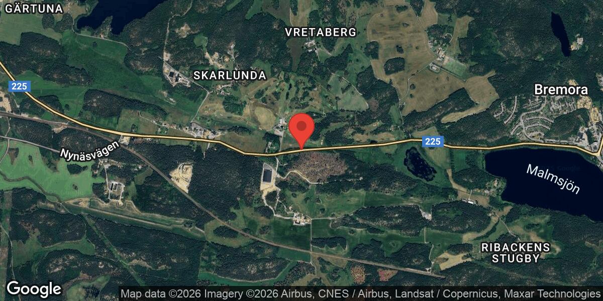 Lastbil i diket på väg 225 mellan Tysslinge och Vårsta – händelsen avslutad