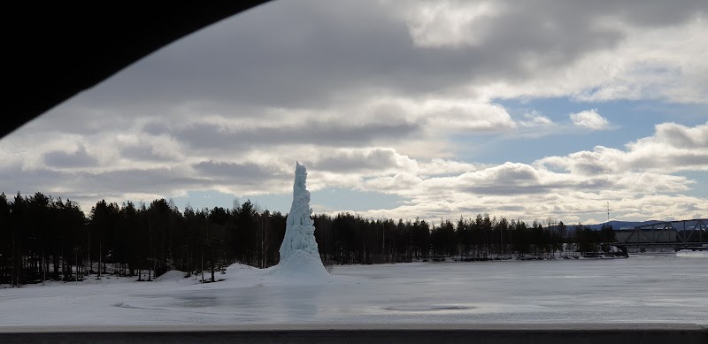 Lastbil körde av vägen vid Mårdsele – flera trafikstörningar under morgonen