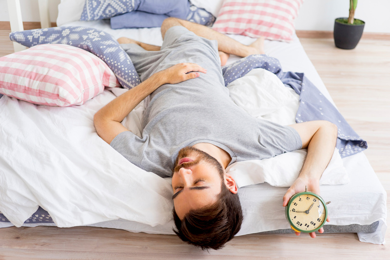 Så mycket sover svenskar i genomsnitt – då sover vi som minst och mest