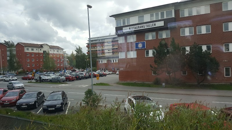 Tiotal SL-bussar fastnade i snötäckt backe i Tullinge under snöovädret Anna