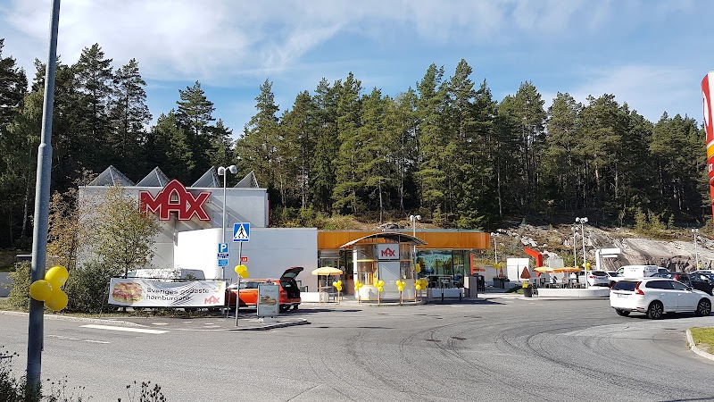 Stor brand i industribyggnad i Arninge