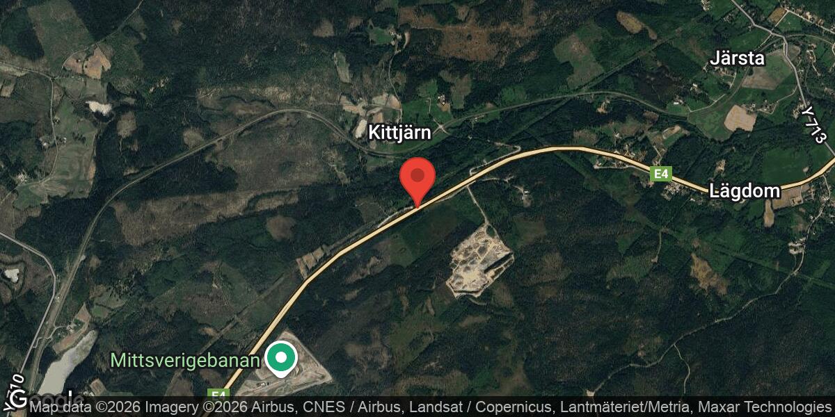 Lastbil körde in i mitträcket på E4 vid Härnösand – norrgående körfält helt avstängt