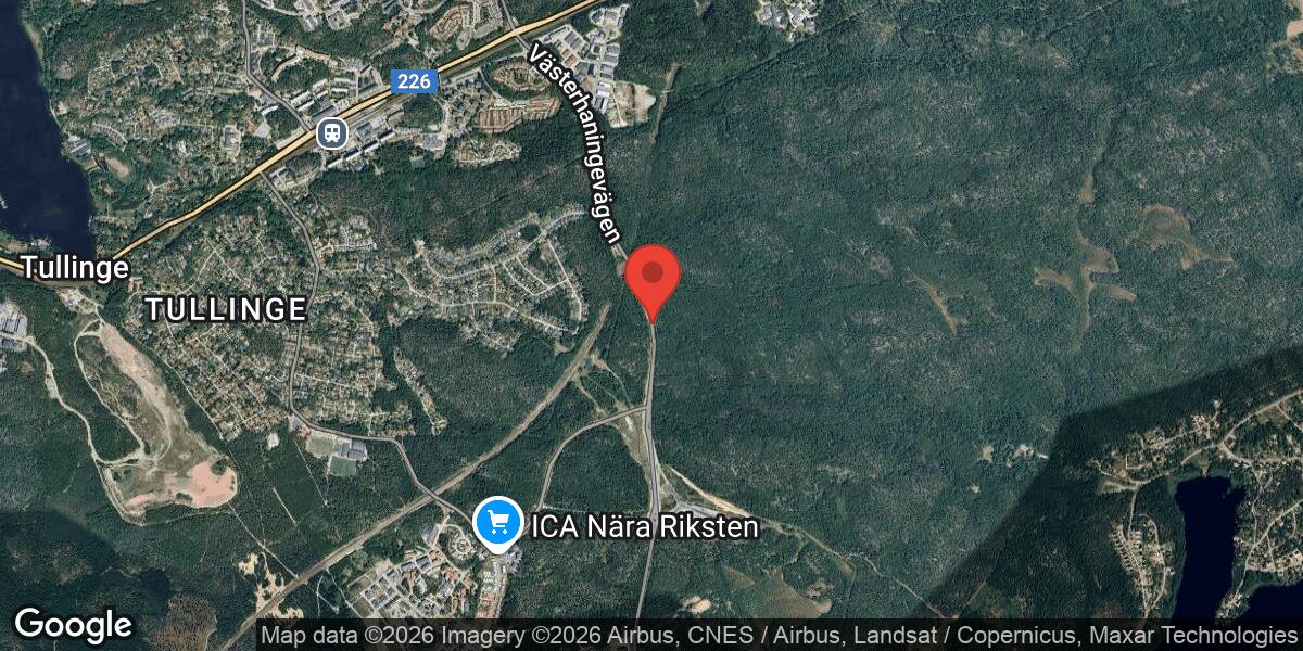 Buss bärgas efter att ha hamnat i diket på väg 571 i Tullinge