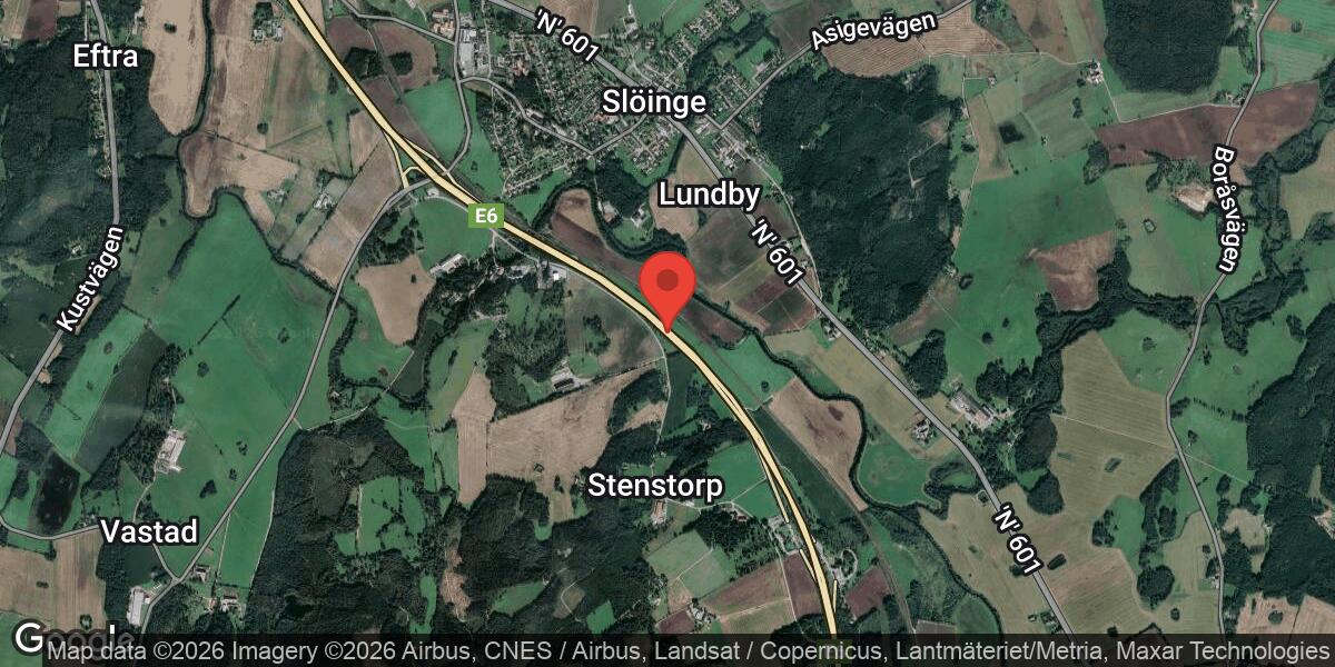 Vägskada på E6 mellan Slöinge och Susedalen – höger körfält avstängt