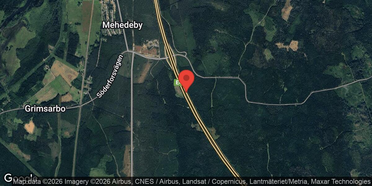 Brand i personbil på E4 mellan Tierp och Mehedeby