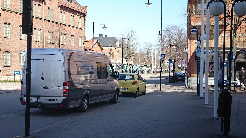 Flera narkotikarelaterade kontroller och singelolycka i Örebro län under natten