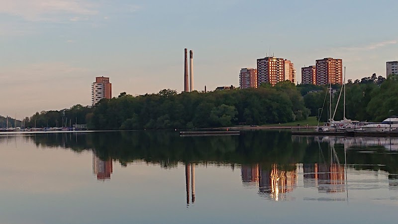 Två personer räddade efter att ha gått genom isen på Mälaren