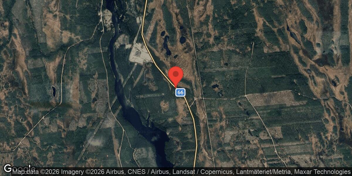 Trafikolycka mellan tre personbilar på väg 66 söder om Tandö