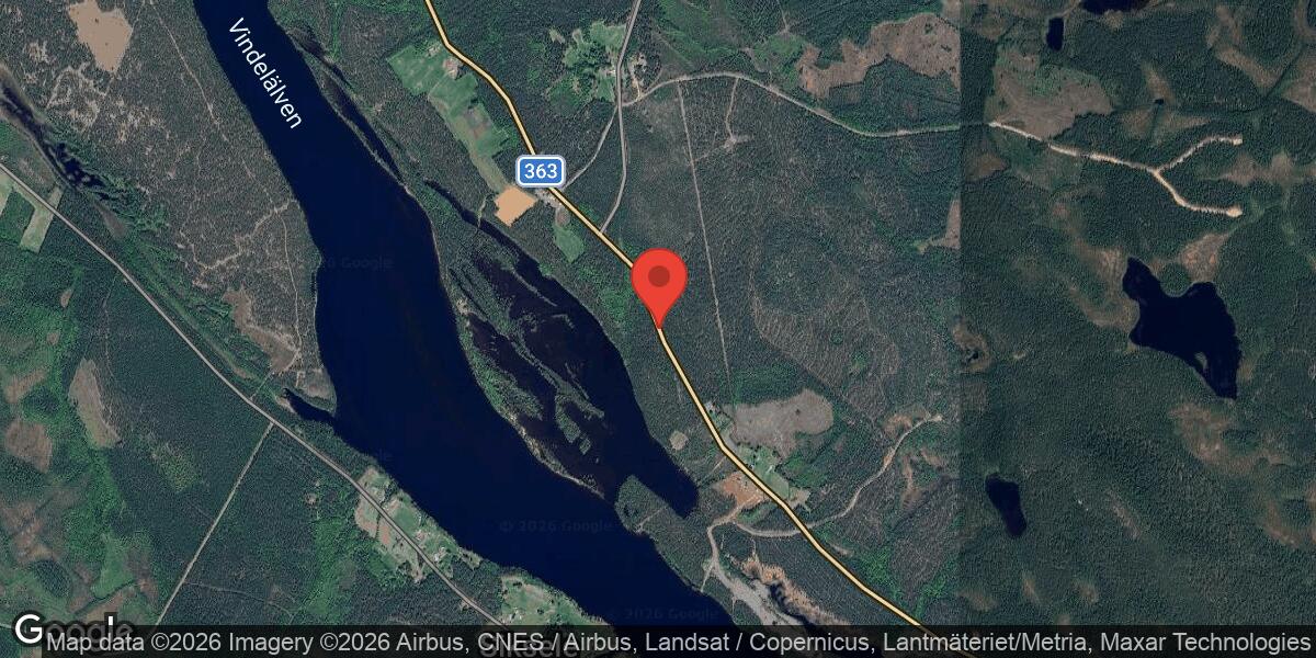 Lastbil bärgades efter att ha kört i diket vid Sikselberg