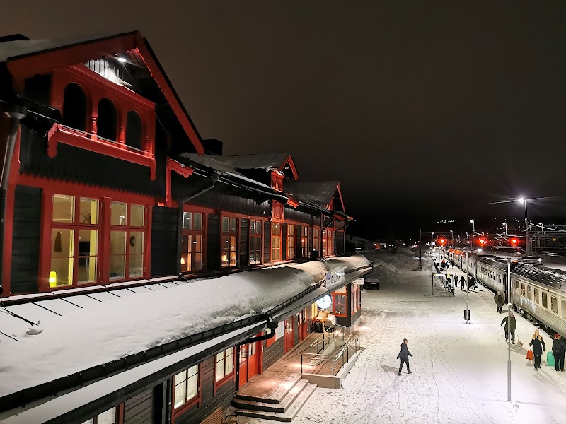 Utställning med täljda träfigurer