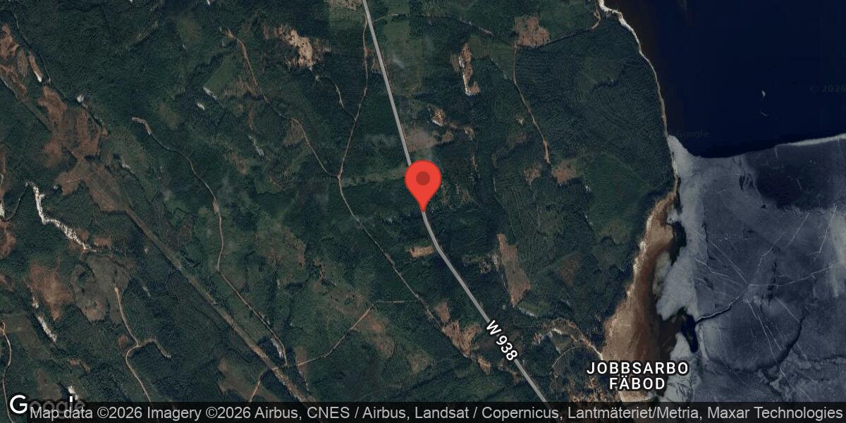 Trafikolycka med två personbilar på väg 938 norr om Lundbjörken