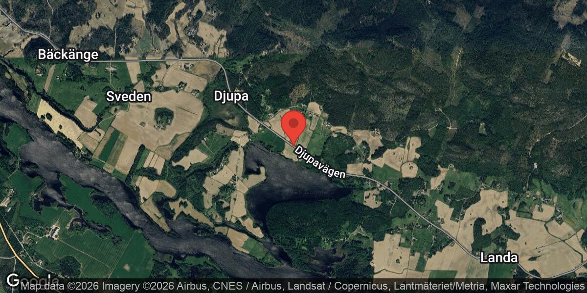 Buss körde av vägen vid Djupa – väg 623 avstängd under bärgning