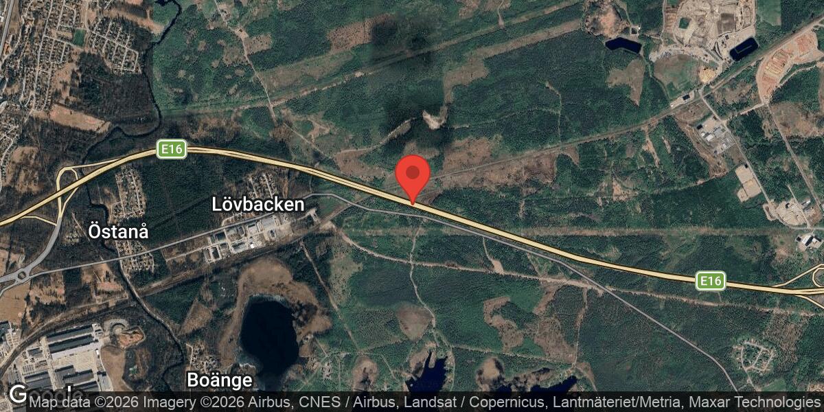 Trafikolycka mellan personbil och lastbil på E16 vid Sandviken