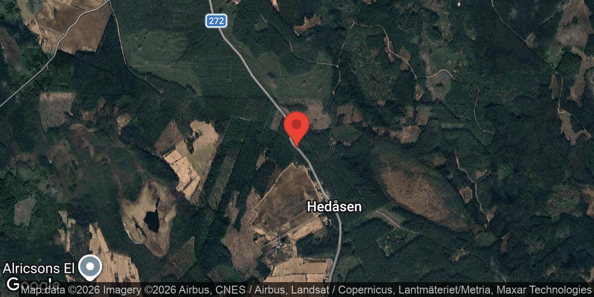 Lastbil körde av vägen vid Hedåsen – väg 272 helt avstängd under bärgning