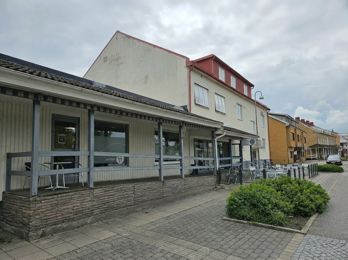 Lägenhetsbrand och bilbrand i Västra Götaland – polisen upprättar anmälningar