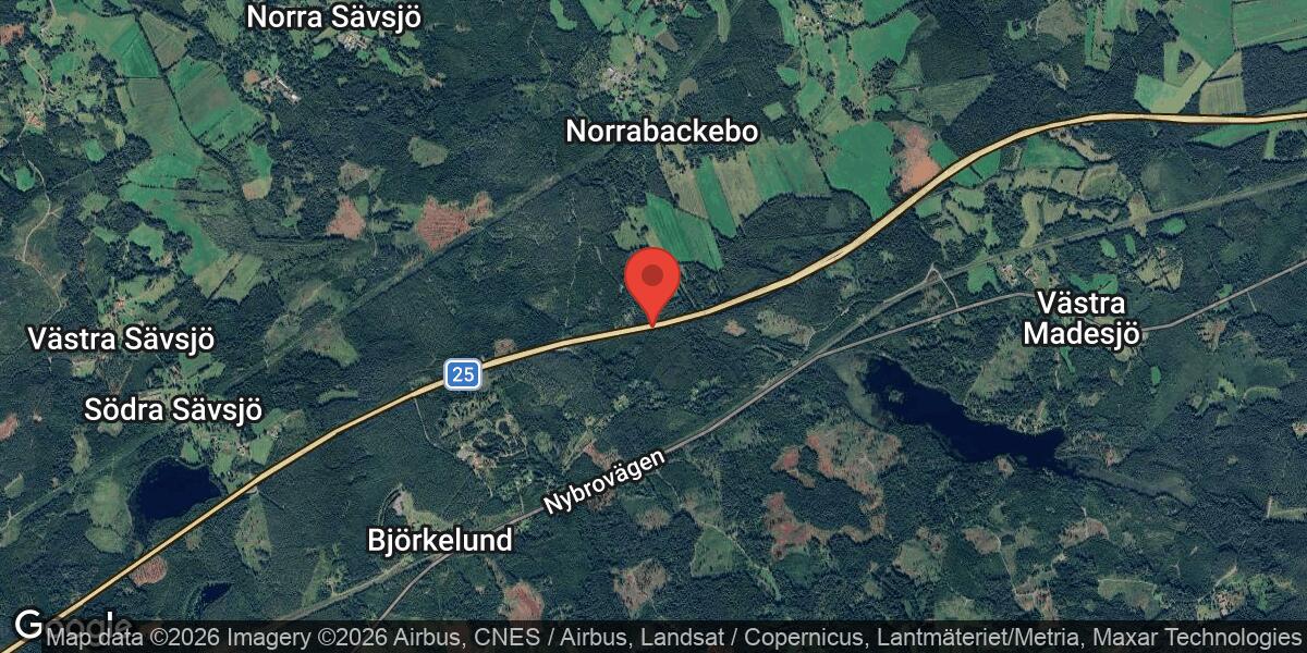 Trafikolycka med personbil på väg 25 nära Nybro påverkar framkomligheten