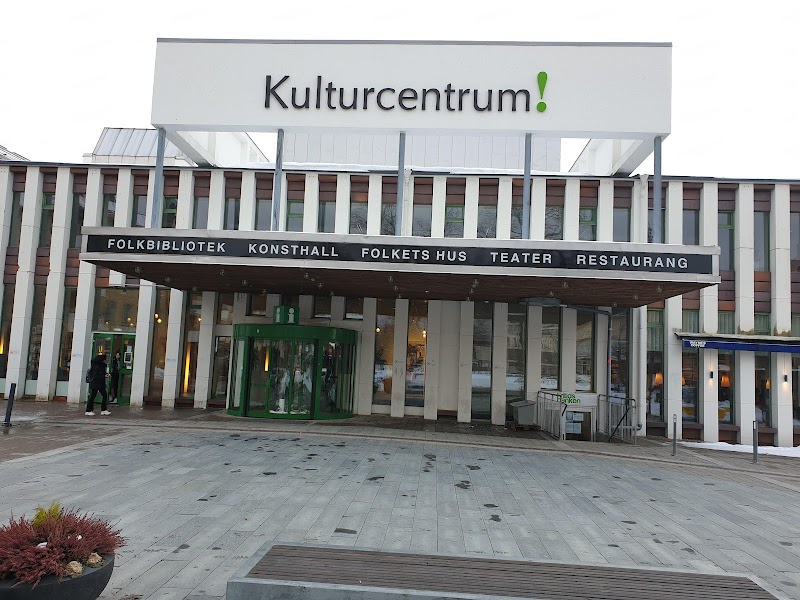 Tjejer testar armbrytning på Kulturcentrum