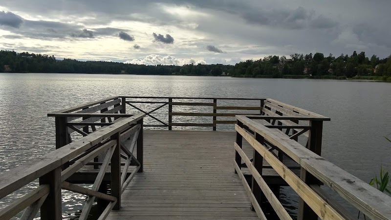 Flerbilsolycka på E4 söder om Salem – tre personer till sjukhus