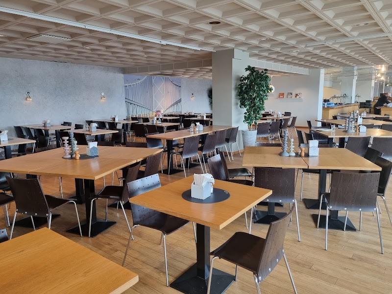 Trafikolycka med två bilar på Västberga allé i Stockholm