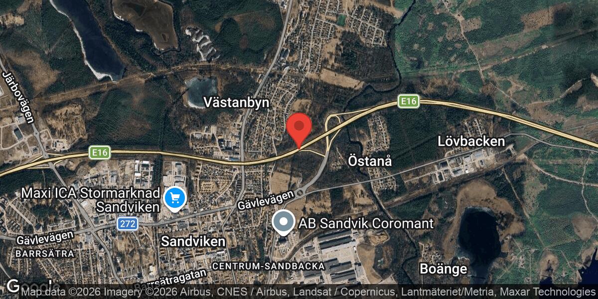 Timmerstock på vägen vid Trafikplats Sandviken Östra på E16