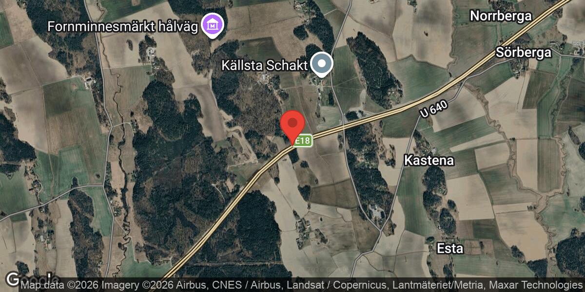 Föremål på vägen på E18 nära Köping påverkar trafiken