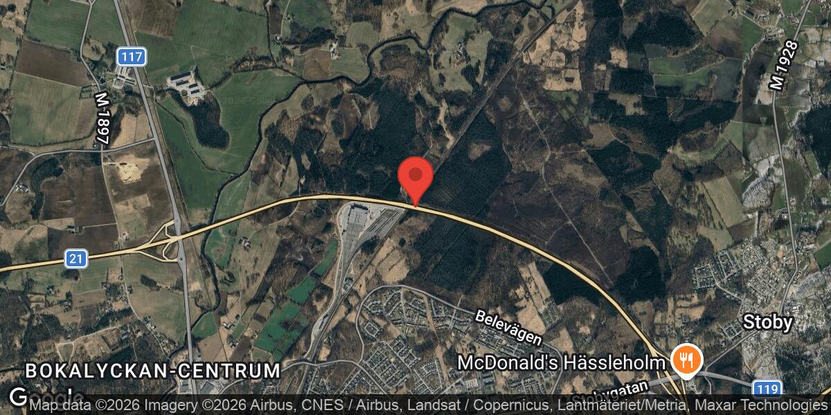 Föremål på vägbanan vid Stoby påverkar trafiken på väg 21