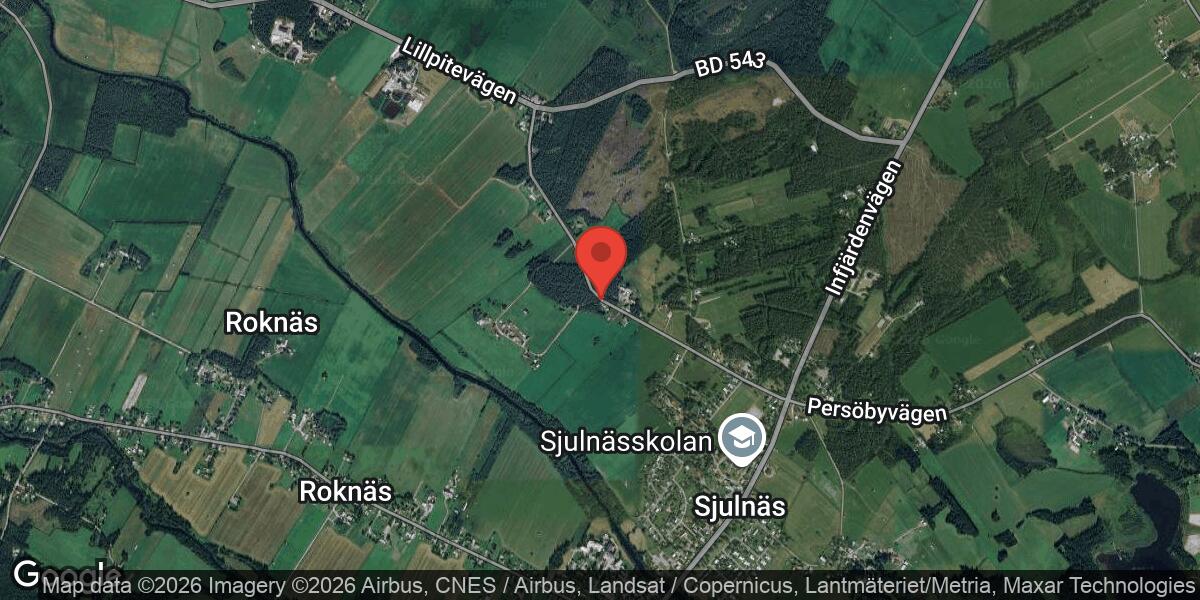 Påkörd vägskylt lutande ut i vägbanan vid korsning på Väg 549 i Piteå