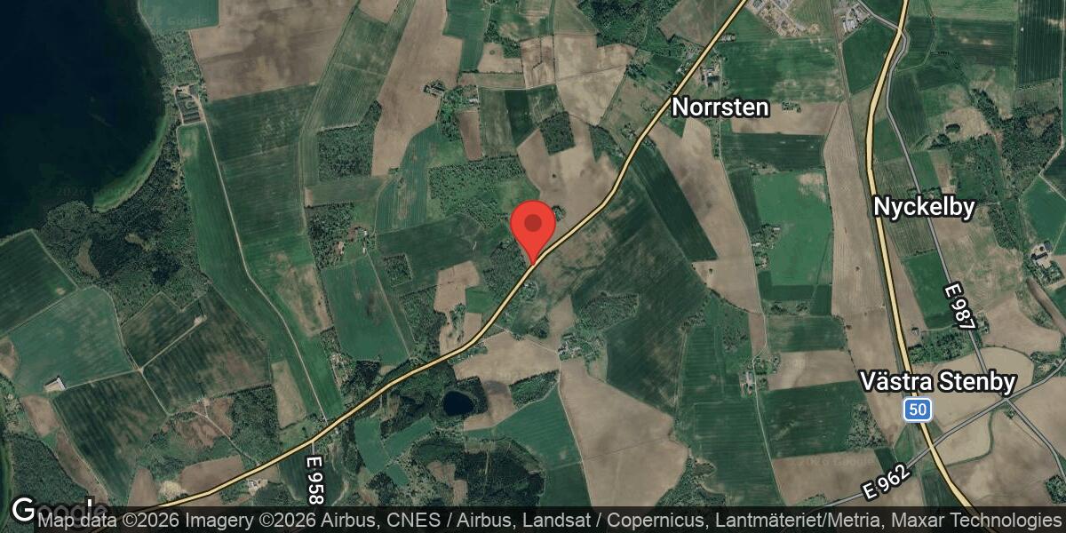 Nedfallet träd blockerade väg 919 mellan Hagebytorp och Norrsten